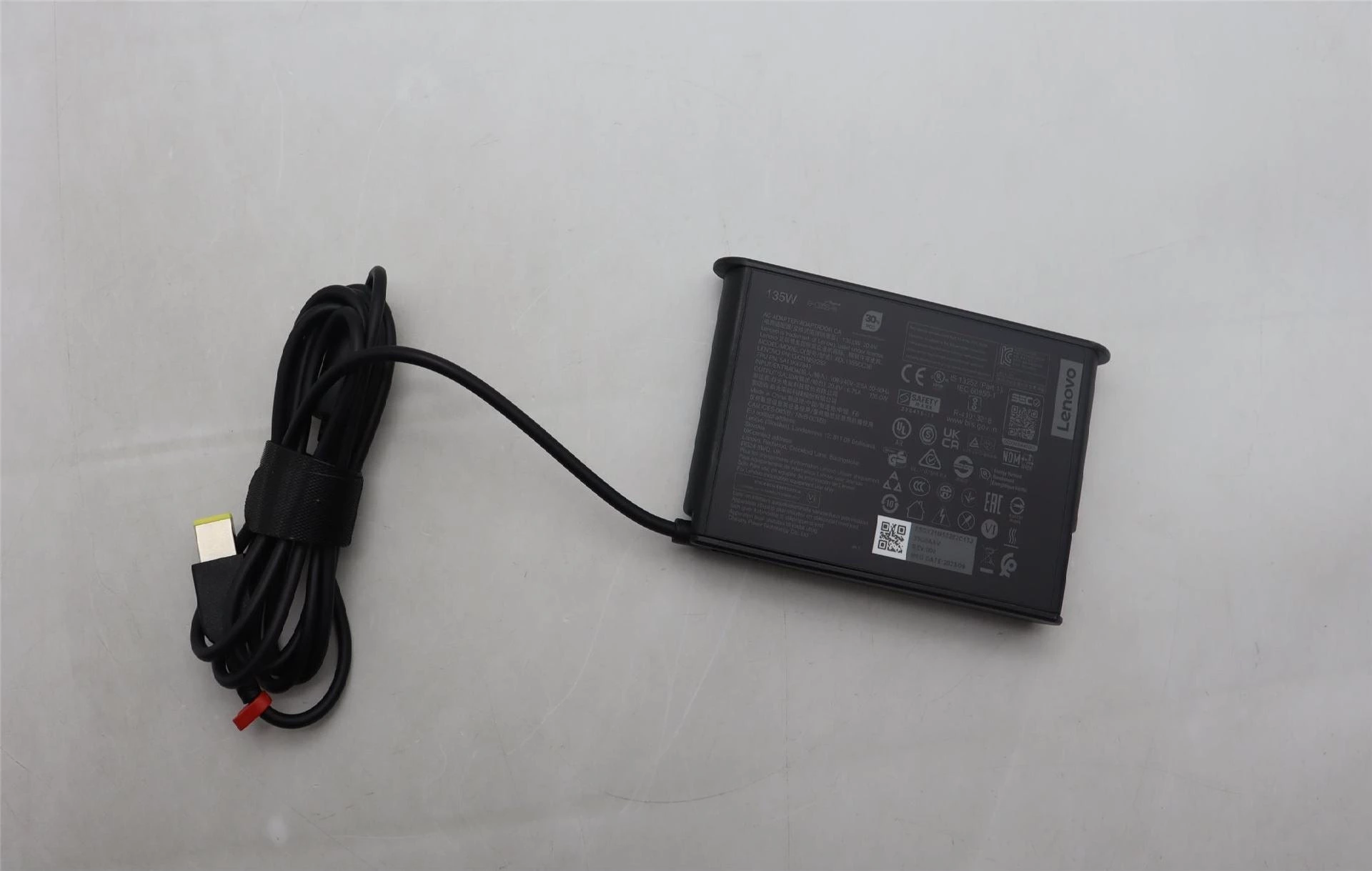 AC adapteris Lenovo 135W Slim Tip
