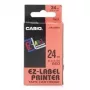 Lentu ruļļa CASIO XR-24RD1 — pašlīmējošās etiķetes melns uz sarkana, 2.4 cm × 8 m, 1 rullis