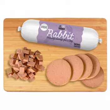 Suņu našķis PAKA ZWIERZAKA Pepe Sausage Rabbit 200 g — mīksta hipoalerģiska desa ar truša garšu, bez graudiem un lipekļa