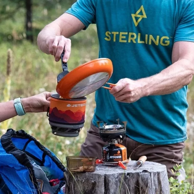 Portatīvā gāzes plīts Jetboil MiniMo – kompakta, viegla kempinga plīts ar integrētu fluxring degli un vārīšanās regulēšanu