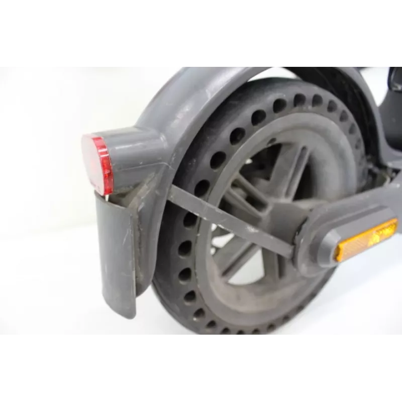 Izpārdošana. Xiaomi Mi Electric Scooter Pro 2 (Melns) | 600 W | 25 km/h | 3 mēneši | Melns | LIETOTS, SASKRAPĒTS, NETĪRS, MAZA PLESA AIZMUGURĒ