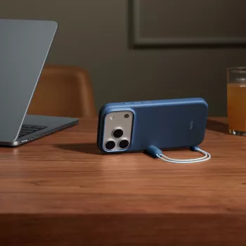 Apple Beats aizsargmaciņš iPhone 17 Pro ar kājiņu — MagSafe, Camera Control, 6.3 collu ekrānam, Bedrock Blue (rozā)