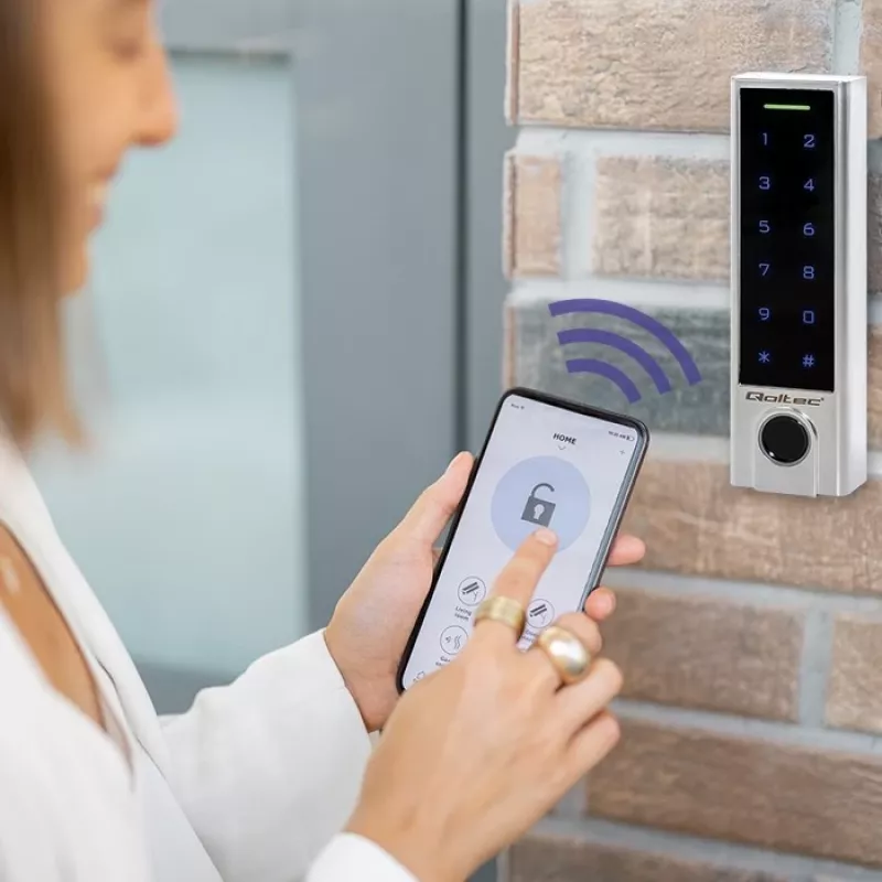 Qoltec 52448 Kodu slēdzene TITAN ar pirkstu nospiedumu lasītāju | RFID | BT 4.0 | Kods | Karte | Atslēgas piekariņš | Durvju zvans | IP68 | EM