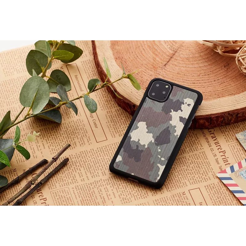 Aizsargmaciņš iPhone 11 Pro man and wood — kamuflāžas melns ar dabīgu koku