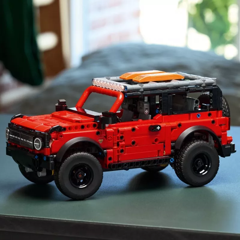 LEGO Technic konstruktors Ford Bronco Off-Roader 4x4 modelis 42213 — 943 gab., vecumam 9+