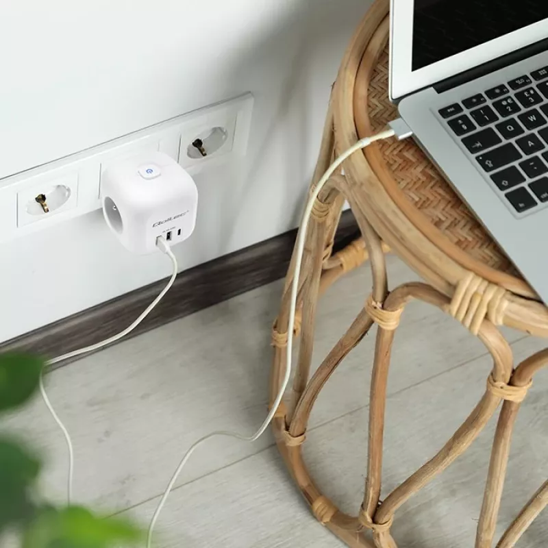 Pagarinātājs QOLTEC 52548 ar 3×AC kontaktligzdām un USB portu
