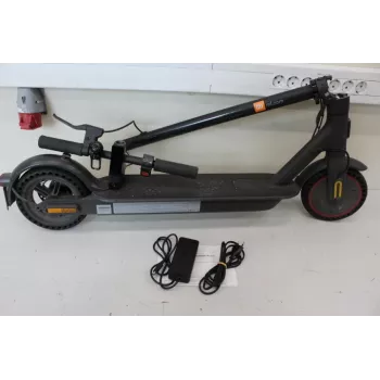 Izpārdošana. Xiaomi Mi Electric Scooter Pro 2 (Melns) | 600 W | 25 km/h | 3 mēneši | Melns | LIETOTS, SASKRAPĒTS, NETĪRS, MAZA PLESA AIZMUGURĒ