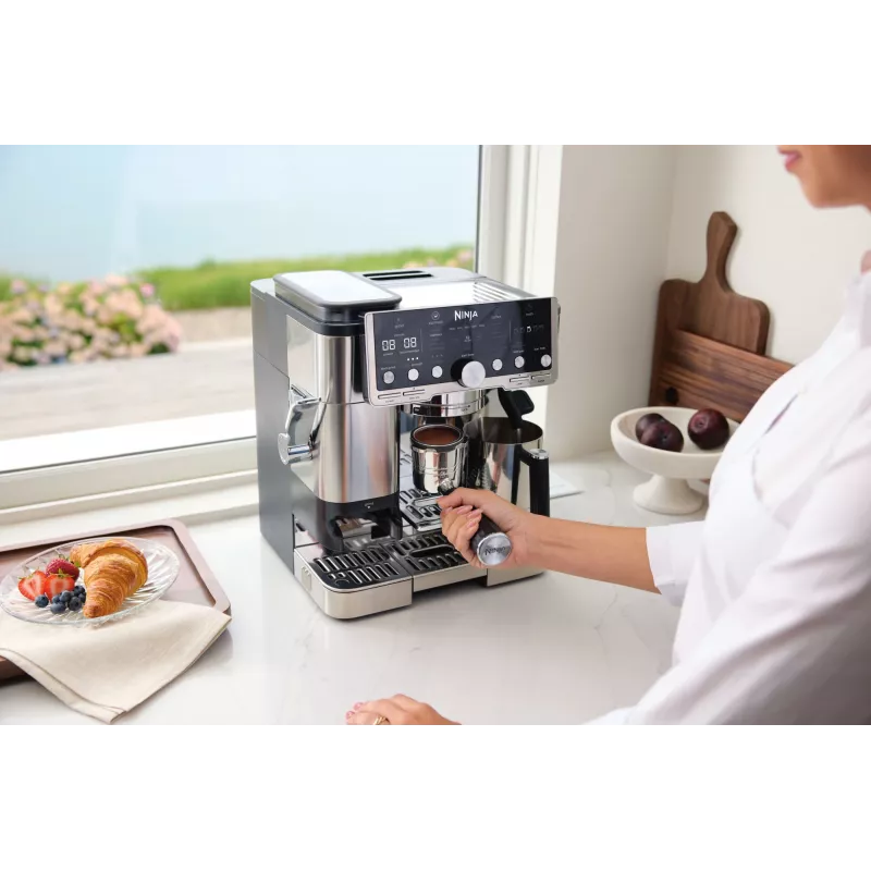 Kafijas automāts Ninja ES701EU — daļēji automātisks, iebūvēta dzirnaviņa, 2 L ūdens tvertne, 1650 W, 25 malšanas pakāpes, piena tvertne, 14 bar sūknis