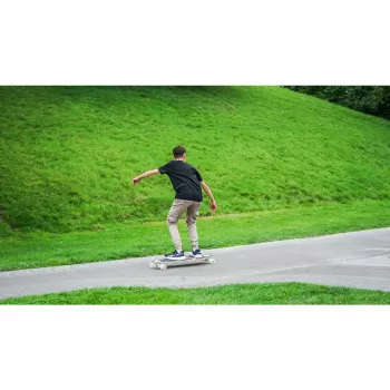 Longboard Muuwmi Lights GLOW ABEC 7 ar spīdošiem riteņiem, melns/zaļš