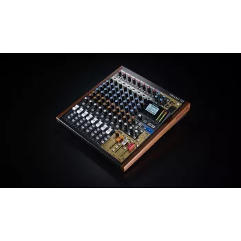 Mikseris Tascam Model 12 — 12 kanālu analogais/digitālais mikseris, 24 biti, 48 kHz, USB-C, SD karte, Bluetooth 5.0