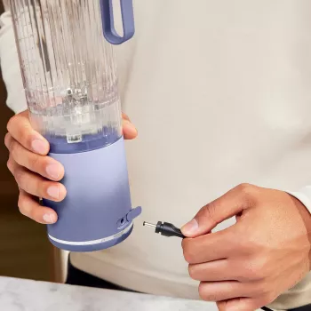 Pārnēsājamais blenderis Ninja BC251EULD — 0,57 L bļoda, akumulators 11,1 V, nerūsējošā tērauda asmeņi, lavandas/caurspīdīgs