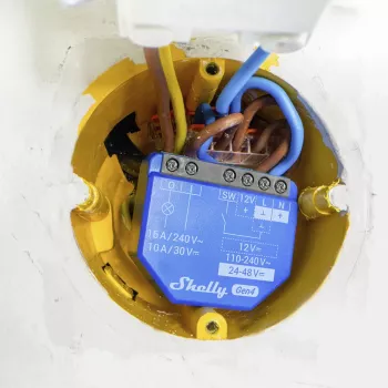 Viedais slēdzis Shelly 1 Gen4 — bezvadu 240 V AC, Wi‑Fi 2.4 GHz, Bluetooth 5.0, ZigBee, plastmasas korpuss 42×16×37 mm