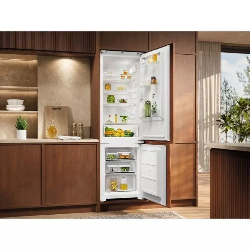 Iebūvējamais ledusskapis-salvētava Electrolux ENS3SE18S — nerūsējošais tērauds, augšējā saldētava, atgriezeniskas durvis, energoklase E