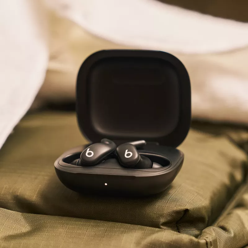 Bezvadu austiņas Apple Powerbeats Fit (iekšauss) — H1 mikroshēma, IPX4 ūdensizturība, aktīvā trokšņu slāpēšana, Dolby Atmos, USB‑C uzlādes futrālis, 30 h darbība