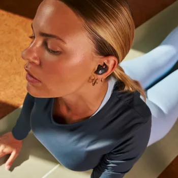 Bezvadu austiņas Apple Powerbeats Fit — IPX4, ANC, Bluetooth 1. klase, 7 h (30 h ar kastīti), skārienvadība, melna