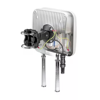 Virziena tīkla antena QuWireless QuMax A360M — PoE/LAN antena, 0.694–2.7 GHz, 4–6 dBi, vertikāla polarizācija