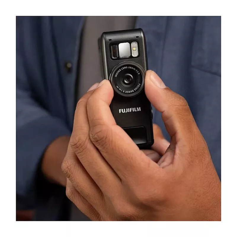 Momentānā drukas kamera Fujifilm Instax mini evo Cinema — 1/5 collu CMOS 2560×1920, attēls 62×46 mm, iebūvēta zibspuldze, melna