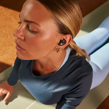Bezvadu austiņas Apple Powerbeats Fit (iekšauss) — H1 mikroshēma, IPX4 ūdensizturība, aktīvā trokšņu slāpēšana, Dolby Atmos, USB‑C uzlādes futrālis, 30 h darbība