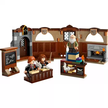 Būvējams komplekts LEGO Harry Potter Cūkkārpas pils Burvju mācību klase 76442 — 204 gabali, 3 minifigūras, vecumam no 8 gadiem