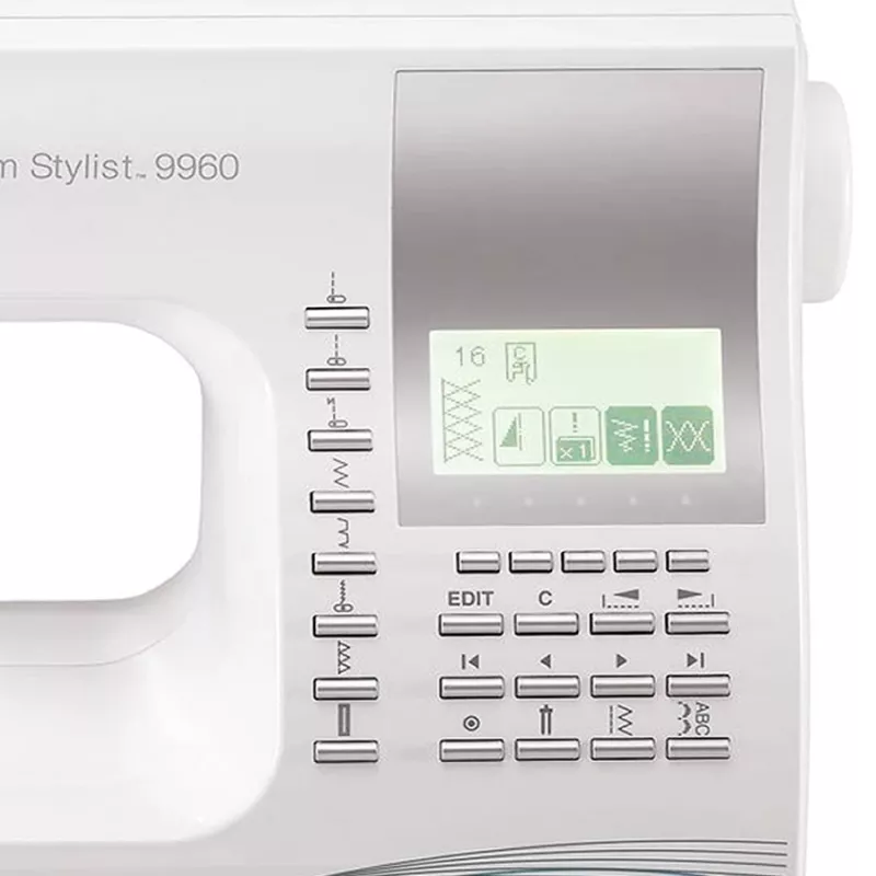 Šujmašīna SINGER Quantum Stylist 9960 — 600 šūšanas raksti, 13 automātiski viena soļa pogcaurumu stili, brīvā roka