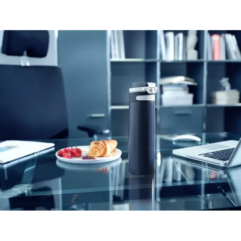 Ceļojumu krūze Leifheit 03275 600 ml nerūsējošais tērauds, dubultsienu, necaurplūstoša, atlokāms vāciņš, rokturis, melna/zila