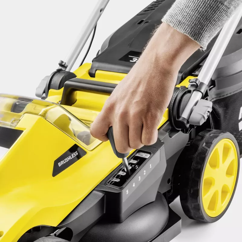 Pašgājējs zāles pļāvējs Karcher LMO 3-18, 18 V akumulators, pļaušanas platums 340 mm, līdz 350 m², augstums 25–60 mm