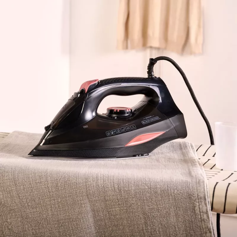 Tvaika gludeklis Black+Decker BXIR3000E (3000W; melns)