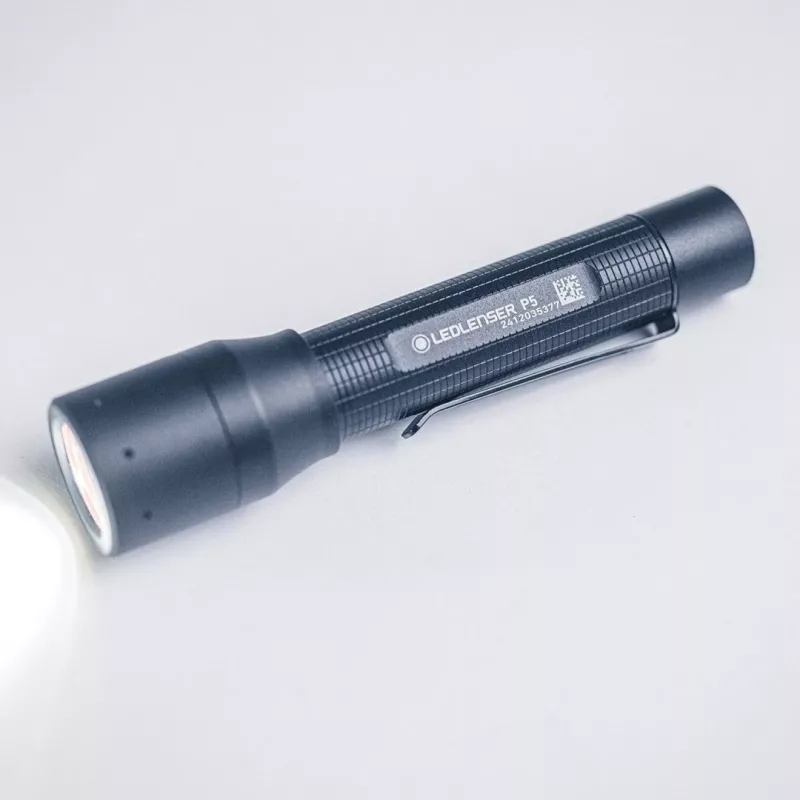 Ledlenser P5 LED kabatas lukturis ar skavu, melns