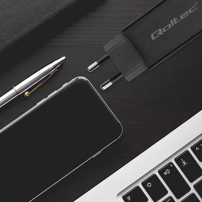 GaN 90W lādētājs QOLTEC 52420 USB-C PD 5–20V 3A/4.5A izeja, 220–240V ieeja, 1.8 m kabelis, melns
