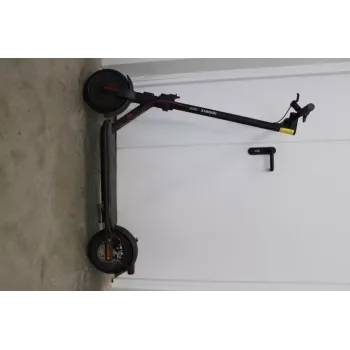 IZPĀRDOŠANA. Xiaomi Electric Scooter 4 EU | DEMO, SKRĀPĒTS, TRŪKST SKRŪVJU | 300 W | 25 km/h | 10 collas | 6 mēneši | Melns