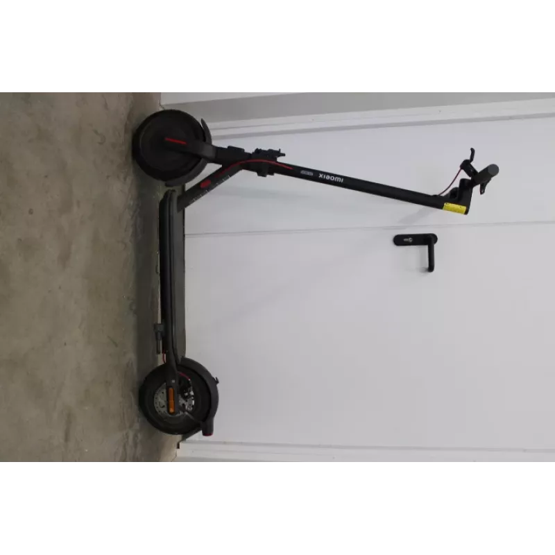 IZPĀRDOŠANA. Xiaomi Electric Scooter 4 EU | DEMO, SKRĀPĒTS, TRŪKST SKRŪVJU | 300 W | 25 km/h | 10 collas | 6 mēneši | Melns
