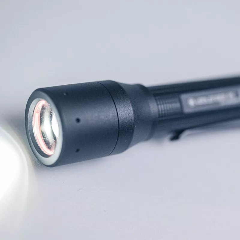 Ledlenser P5 LED kabatas lukturis ar skavu, melns