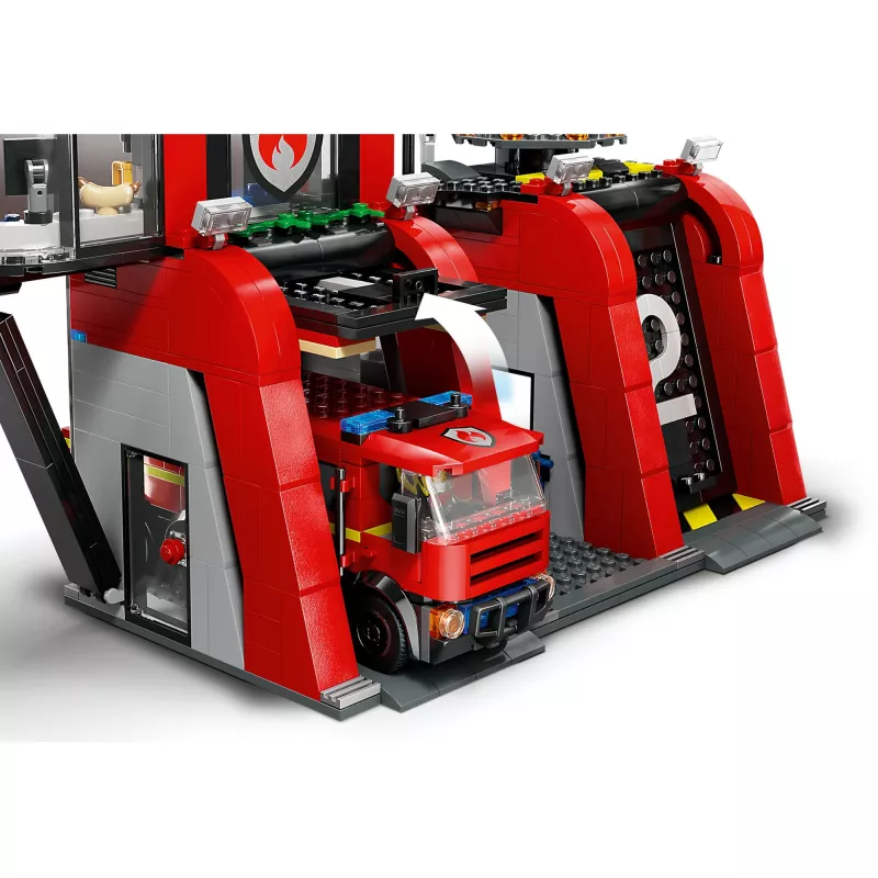 Konstruktors LEGO City Ugunsdzēsēju stacija ar pagriežamām kāpnēm 60414 — 843 gabali, 5 minifigūras