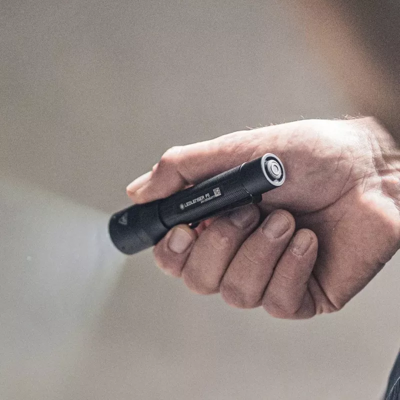Ledlenser P5 LED kabatas lukturis ar skavu, melns