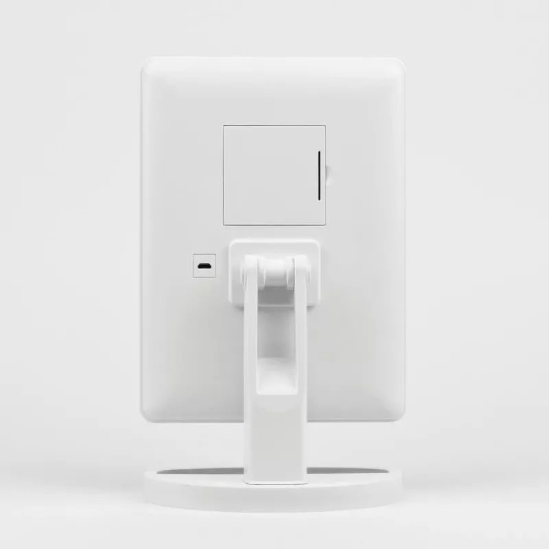 Brīvi stāvošs grima spogulis Girmi BE04 — taisnstūrveida, 1× palielinājums, balts LED, USB/4×AA, 180° rotācija