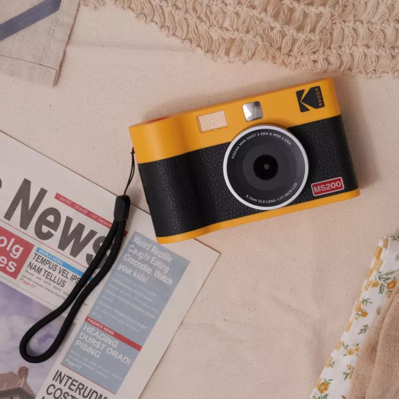 Momentānā kamera Kodak Mini Shot 2 Era — portatīvā momentkamera ar iebūvētu printeri, melna