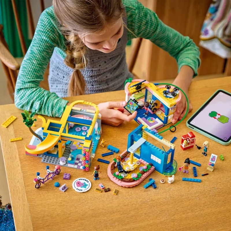 LEGO Friends 42689 Heartlake City Draugu kluba nams