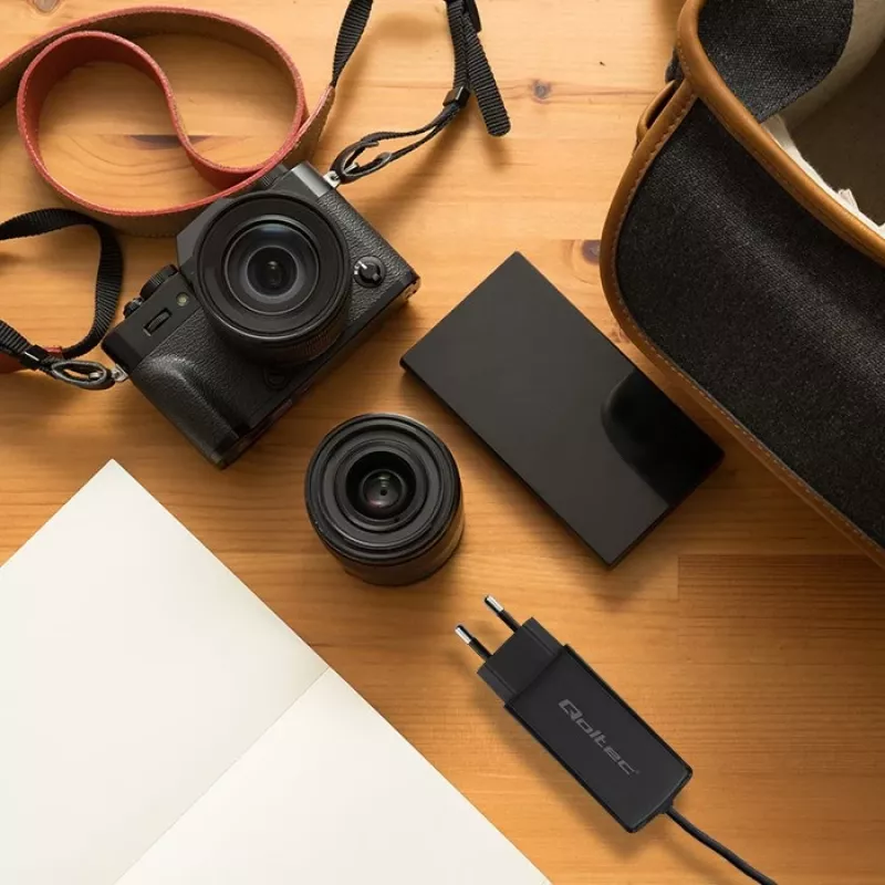 GaN 90W lādētājs QOLTEC 52420 USB-C PD 5–20V 3A/4.5A izeja, 220–240V ieeja, 1.8 m kabelis, melns