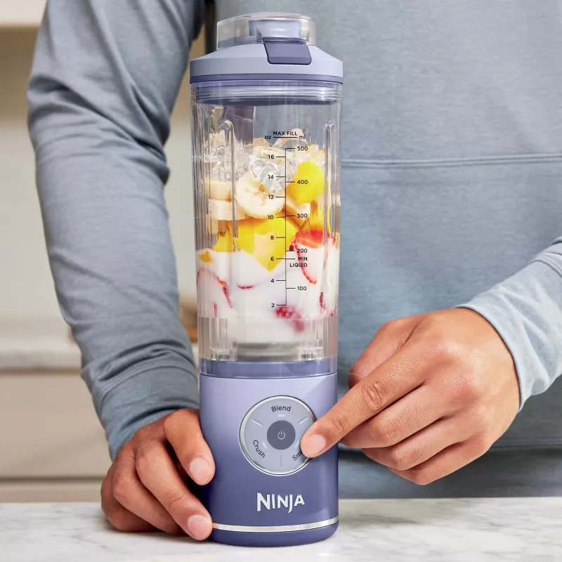 Pārnēsājamais blenderis Ninja BC251EULD — 0,57 L bļoda, akumulators 11,1 V, nerūsējošā tērauda asmeņi, lavandas/caurspīdīgs