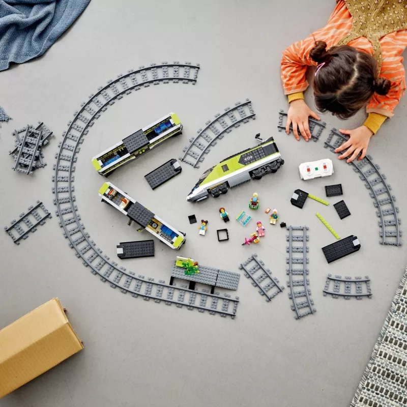 LEGO 60337 City Express Pasažieru Vilciens Ar Tālvadību, Darba Lukturiem, 2 Vagoniem Un 24 Sliedes Gabaliem