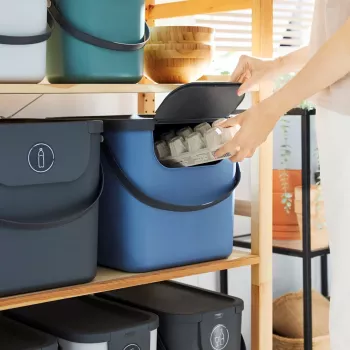Plastmasas glabāšanas konteiners rotho Albula 40 L taisnstūrveida, zils, 40 L tilpums, pakarināšanas atvere, 400×358×340 mm