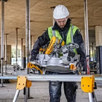 Statīvs ripzāģim DeWalt DE7033 — alumīnija saliekams, 4 kājas, izvēršams līdz 2,5 m, ietilpība 227 kg, 16 kg