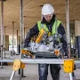 Statīvs ripzāģim DeWalt DE7033 — alumīnija saliekams, 4 kājas, izvēršams līdz 2,5 m, ietilpība 227 kg, 16 kg