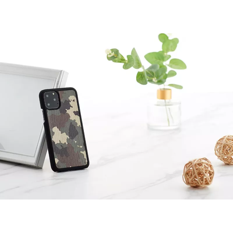 Aizsargmaciņš iPhone 11 Pro man and wood — kamuflāžas melns ar dabīgu koku