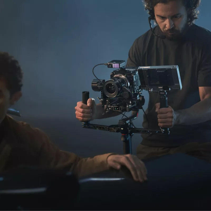 Rokas stabilizators kamerai DJI RS 4 Pro Combo Melns Oglekļa šķiedra 13h akumulators