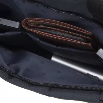 Rivacase Biscayne 39.6 cm (15.6 collas) melna messenger soma