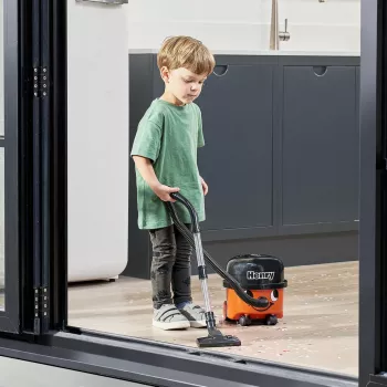 Casdon Henry bērnu rotaļu putekļsūcējs 72860 – lomu spēles rotaļlieta, sarkans