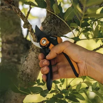 Fiskars Plus SmartFit P541 dārza grieznes ar apvedceļa asmeni, melnas, oranžas
