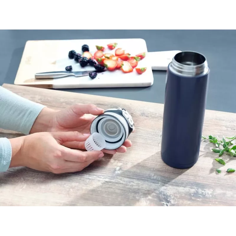Ceļojumu krūze Leifheit 03275 600 ml nerūsējošais tērauds, dubultsienu, necaurplūstoša, atlokāms vāciņš, rokturis, melna/zila