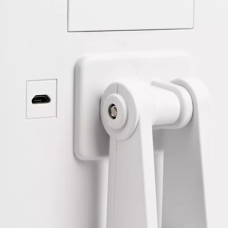 Brīvi stāvošs grima spogulis Girmi BE04 — taisnstūrveida, 1× palielinājums, balts LED, USB/4×AA, 180° rotācija